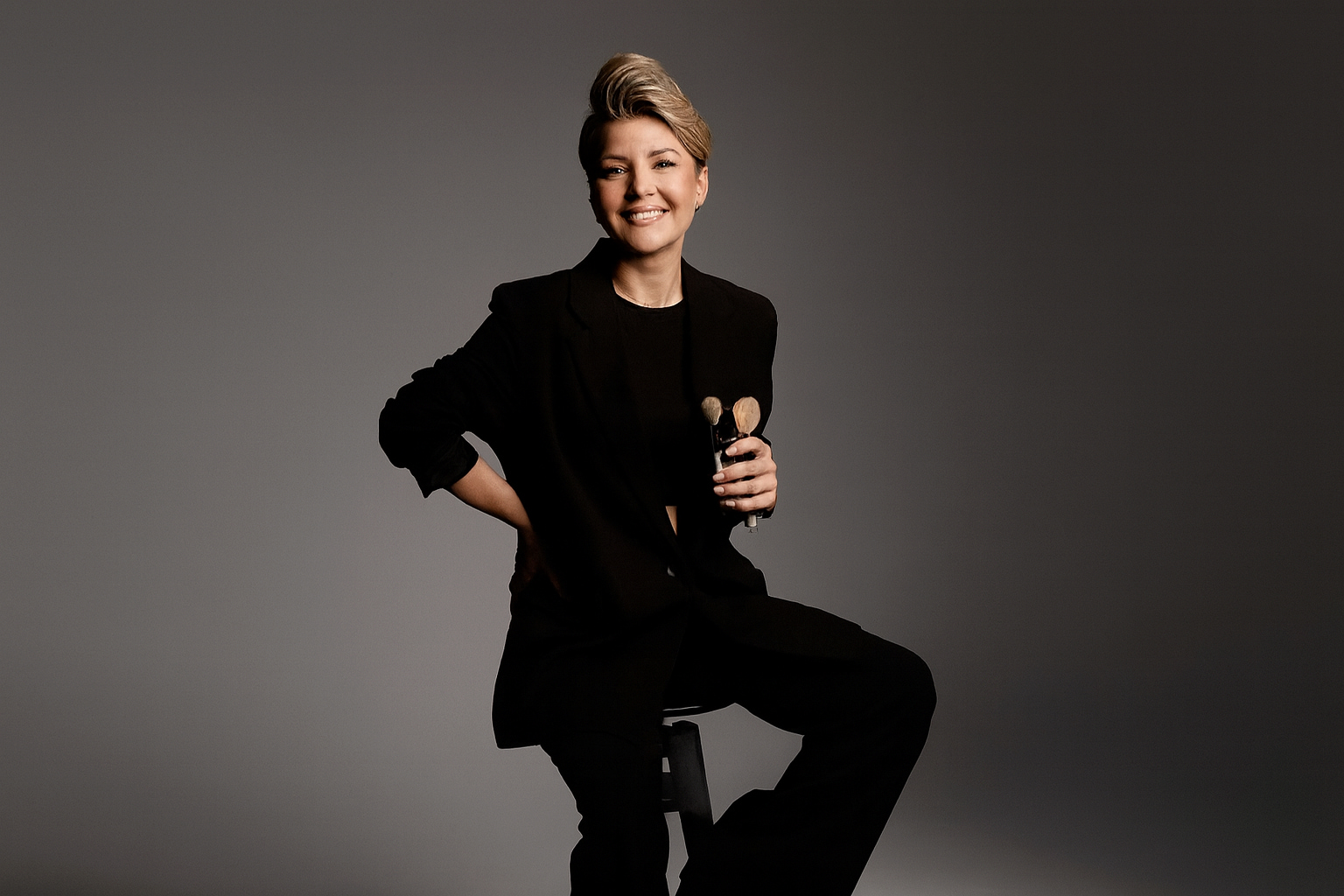 Makijażystka niedzi na stołku