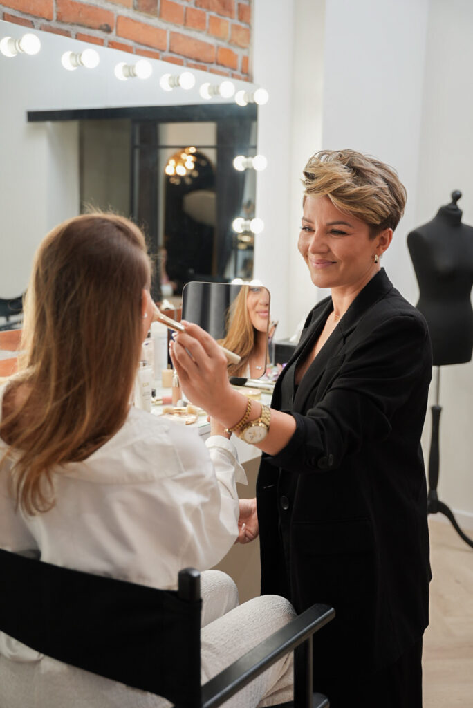 Makijażystka robi makijaż ślubny klientce